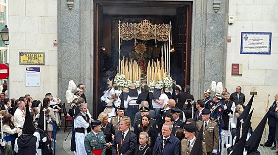 La Patrona de Badajoz adelanta su salida en una tarde de Jueves Santo con tres procesiones