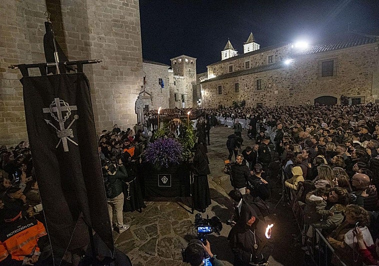 Cuarenta años de silencio y leyenda: el Cristo Negro cautiva a Cáceres