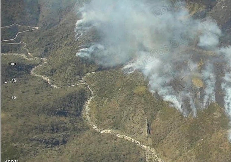 Medios de Castilla y León se incorporan a las labores de extinción del incendio de la Vera