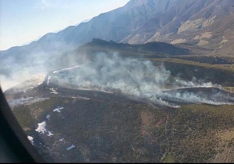 Ocho medios aéreos vuelven hoy a la Vera para enfrentar el primer gran incendio forestal del año