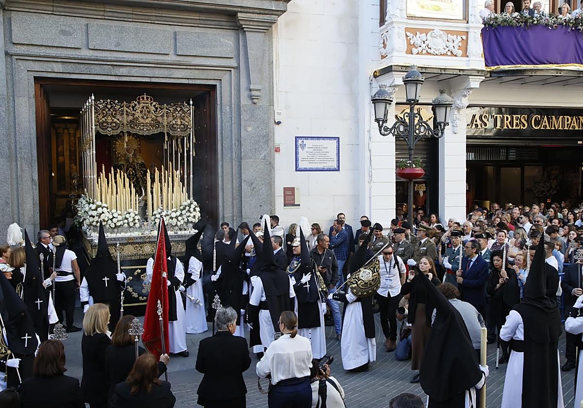 La Patrona de Badajoz reina en un Jueves Santo pleno con la Vera Cruz y San Agustín