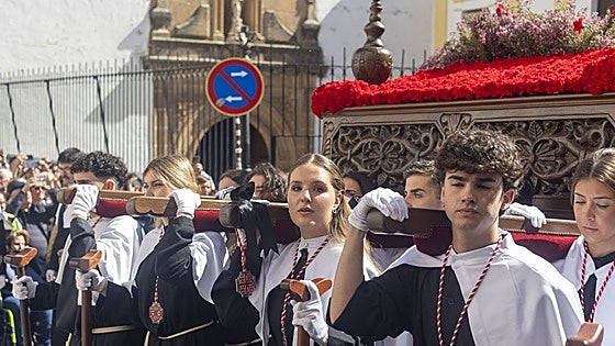 La Semana Santa de Cáceres presume de músculo con la procesión de los Estudiantes