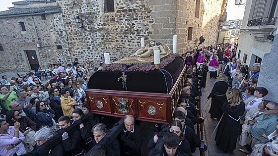 Y al tercer Viernes Santo, salió: la Virgen de la Soledad recorre al fin las calles de Cáceres