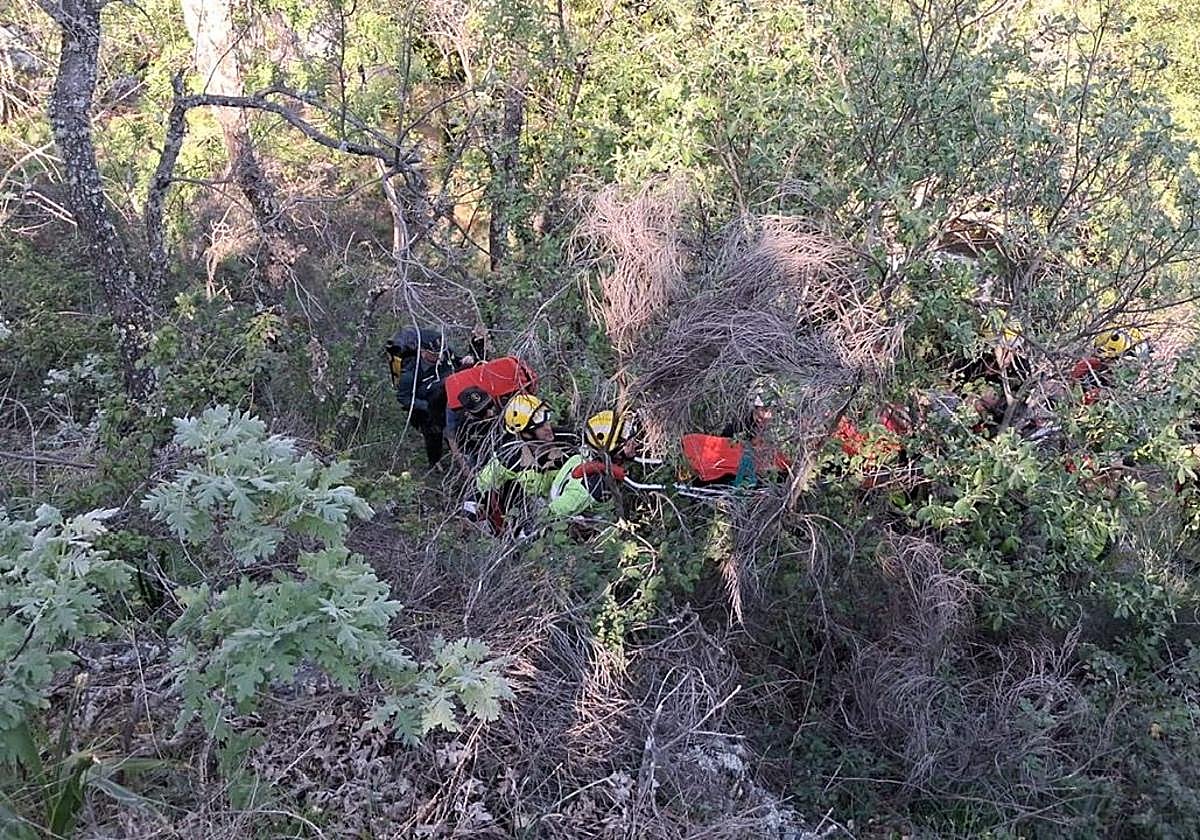 Rescatan a un excursionista tras sufrir una caída en una garganta de La Vera