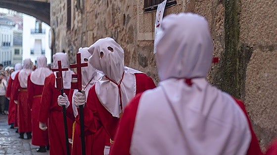 Gesta cofrade en Mejostilla: los hermanos de carga desafían al calor en su procesión del Sábado Santo en Cáceres