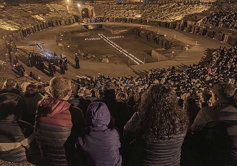 El viacrucis de Mérida conmociona a 1.200 personas en la arena del Anfiteatro Romano
