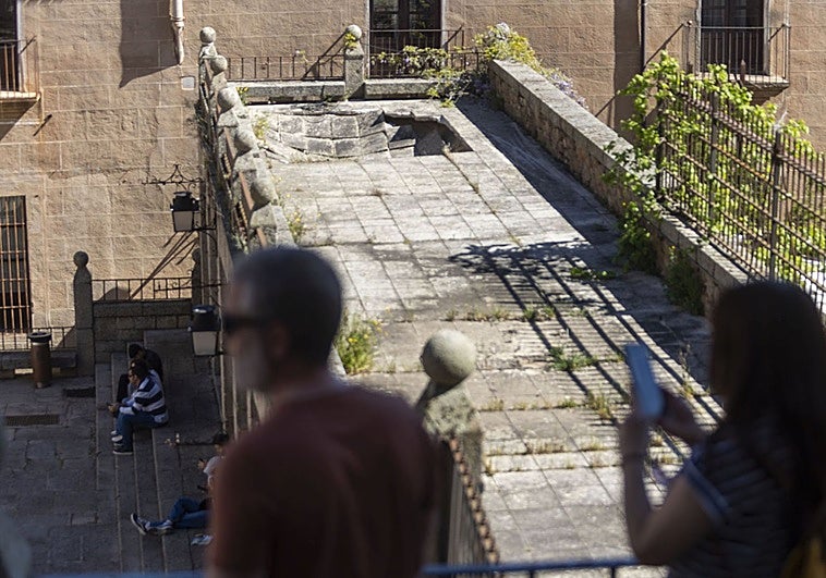 Se hunde parte de la cubierta de los locales municipales de la plaza de San Jorge de Cáceres