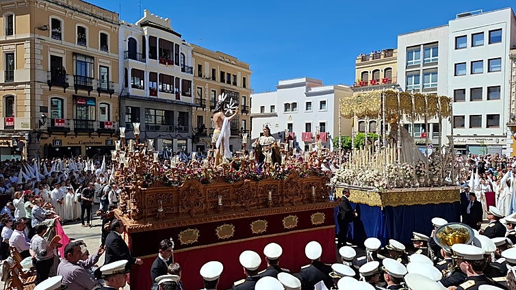 El Resucitado cierra una Semana Santa de Badajoz multitudinaria y calurosa
