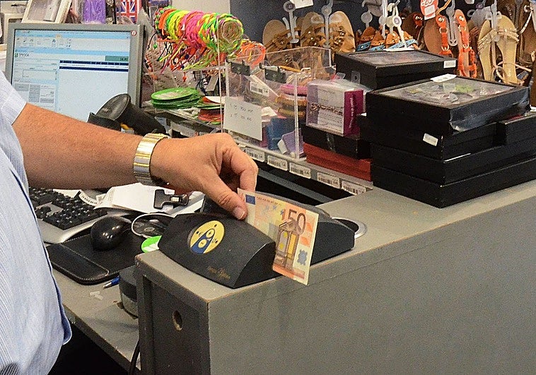Condenado a dos años de cárcel por ir de tiendas en Badajoz con 4.250 euros en billetes falsos