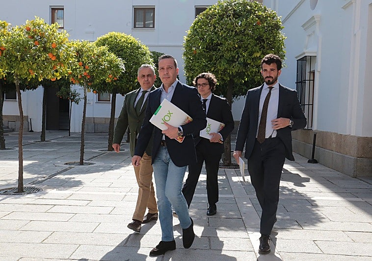 PP y Vox inician su cuenta atrás para formar gobierno en Extremadura