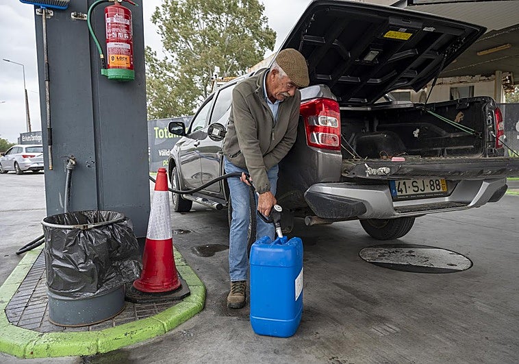 Aluvión de portugueses con garrafas para repostar en Badajoz: «Compensa»