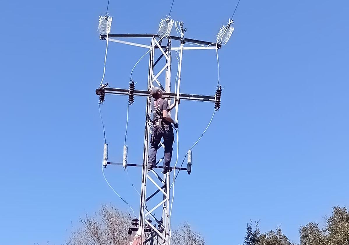Deleitosa denuncia ante la justicia el corte de dos fusibles de una torreta eléctrica