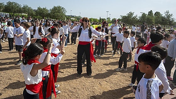 Casi 2.000 niños bailan el Candil junto al río Guadiana