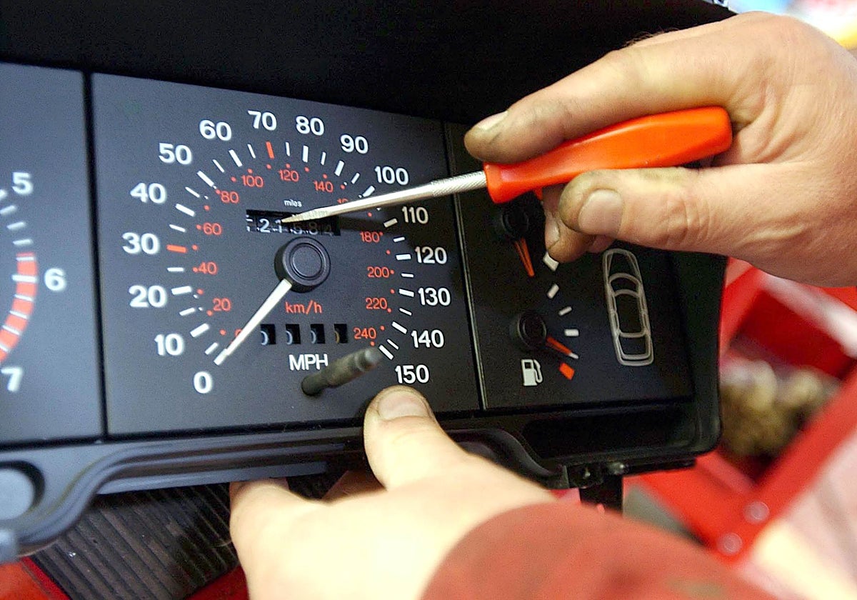 La Fiscalía de Badajoz pide 5 años de cárcel para tres personas por vender coches con el cuentakilómetros trucado