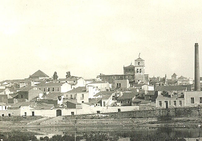 Imagen de la margen derecha del río, con la iglesia de Santa María, un descendedero y las tenerías, con su chimenea. Década de 1920.