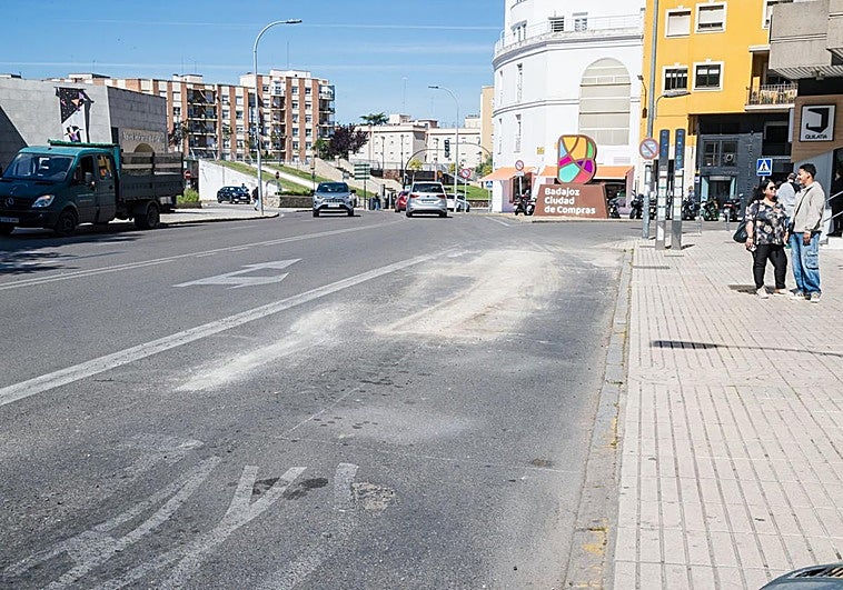 El parcheo de baches se extiende por las barriadas de Badajoz