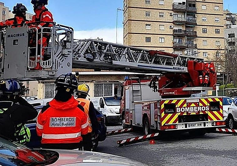Tres personas atendidas, entre ellos un niño de 9 años, tras un incendio en un piso en Badajoz
