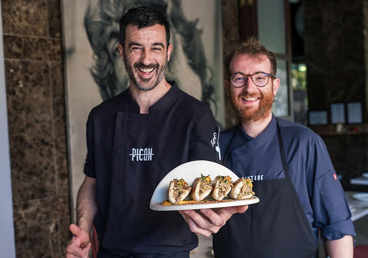 Noel López Galindo y David Mora Cordero mostrando su bao calao dorado