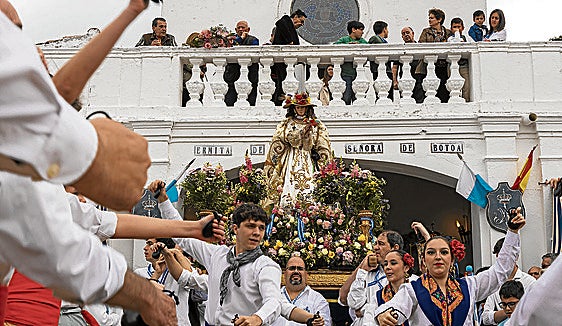 Badajoz espera un domingo sin lluvias para acompañar a la Virgen de Bótoa