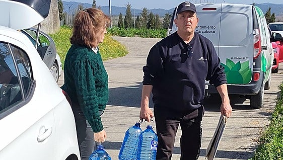 Los vecinos de Valderrosas piden más agua en el juzgado: «Con 18 litros a la semana no tenemos suficiente»