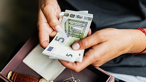 Donaciones de dinero: esto es lo que debes hacer para evitar una multa de Hacienda