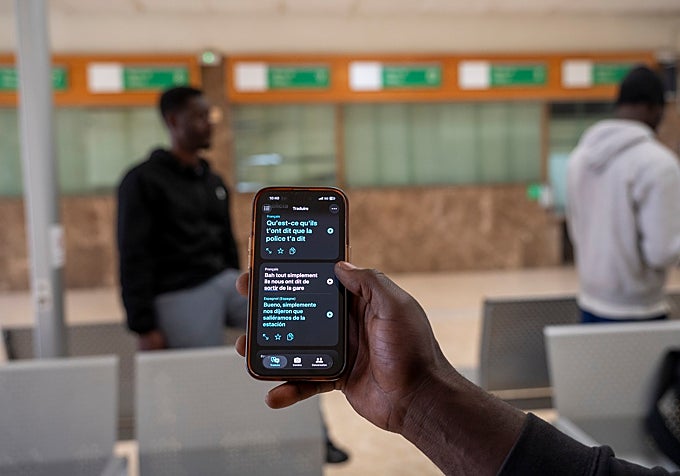 Otro de los inmigrantes se hace entender con su teléfono: «Simplemente nos dijeron que saliéramos de la estación».