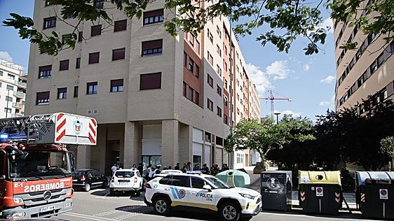 Los bomberos pasan varias horas buscando el origen del humo en un edificio de Badajoz