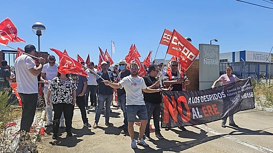 La plantilla de Nestlé en Miajadas protesta contra el ERE propuesto por la empresa