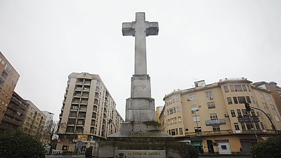 El Ayuntamiento de Cáceres argumenta que la Cruz de los Caídos ya no es franquista