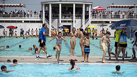 Las escuelas deportivas de Badajoz cierran su temporada con desfile y fiesta acuática