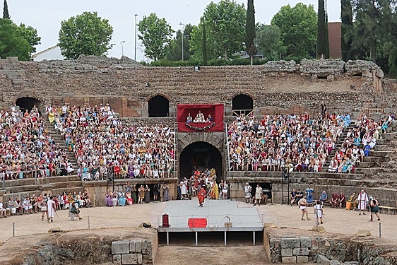 El combate de gladiadores en el Anfiteatro Romano emeritense, en imágenes