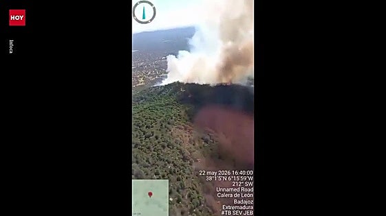Medios aéreos y terrestres trabajan para sofocar un incendio forestal en Monesterio