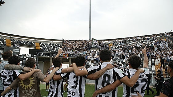 Manu Hernández muestra el camino del ascenso al Badajoz