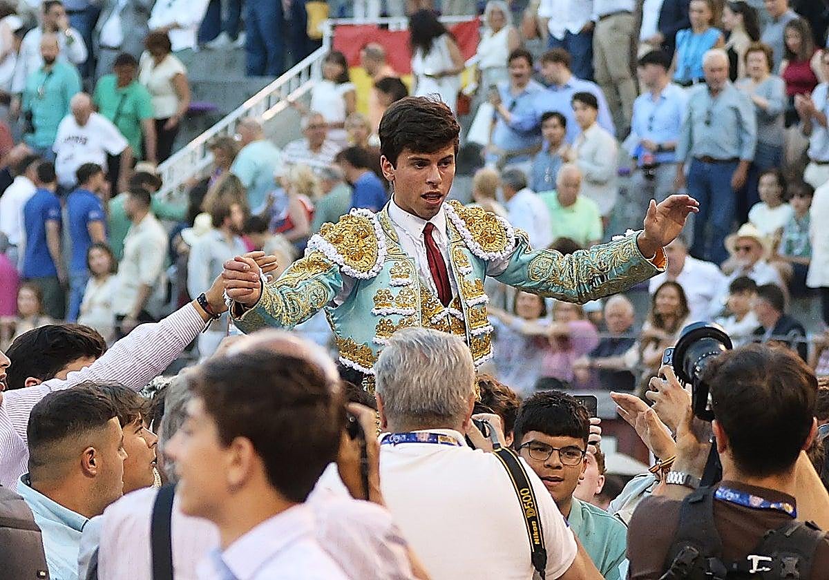 Julio Méndez sale a hombros en su debut en Las Ventas.