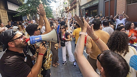 Las comidas de empresa protagonizan el inicio de la Feria de Día en el centro de Cáceres, que desafía al calor