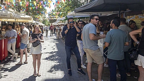 Ambiente en la Feria de Día del centro de Cáceres