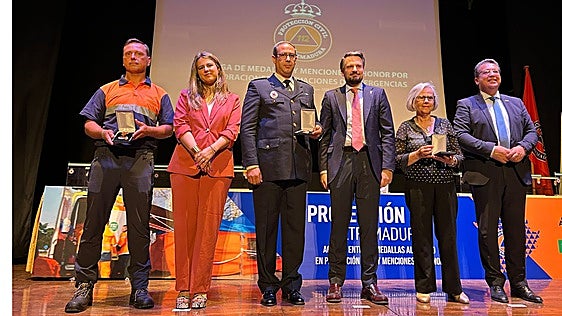 La Junta homenajea a los voluntarios de Protección Civil del incendio de Jarilla