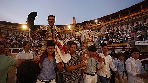 Emilio de Justo y Julio Méndez, a hombros en Cáceres