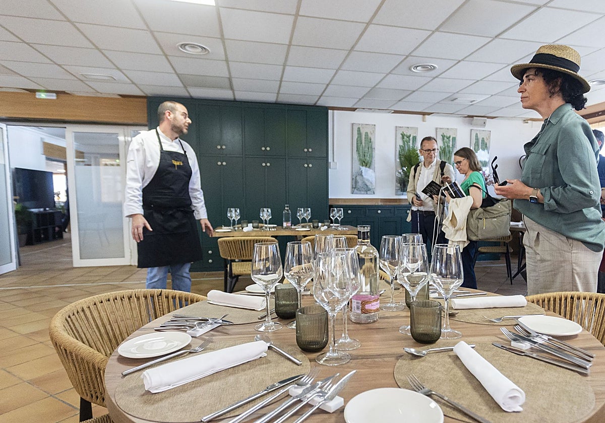 Gonzalo Serrano recibe a sus comensales en su nuevo local de Tápara