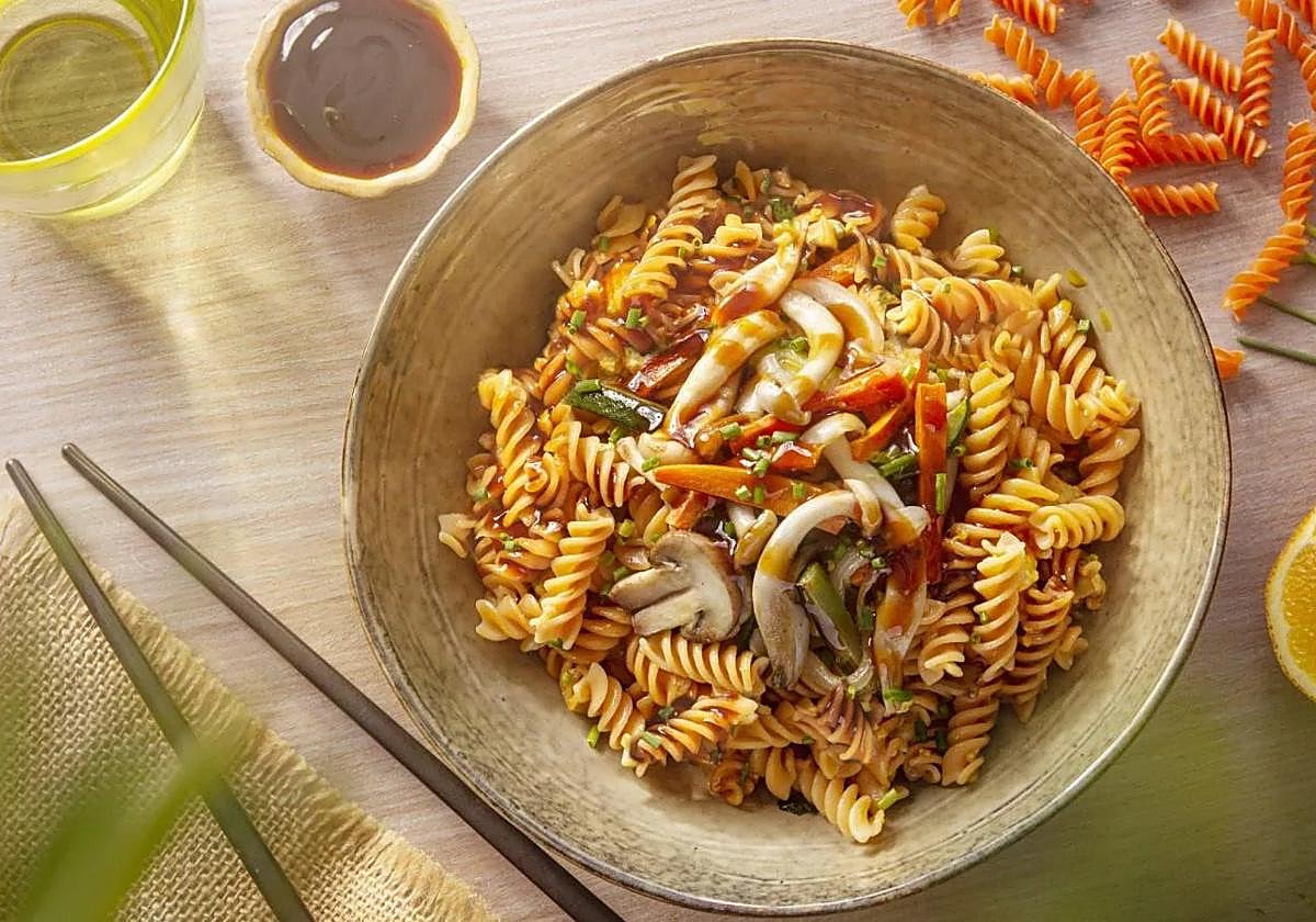 Wok de verduras con pasta de legumbres