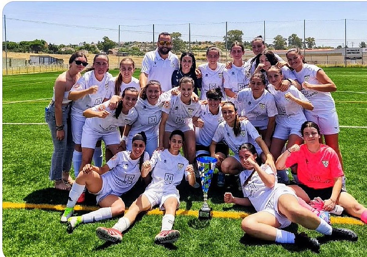 Las jugadoras y sus entrenadores del Castuera celebran el título de campeonas de liga y el ascenso a Tercera RFEF Femenina.