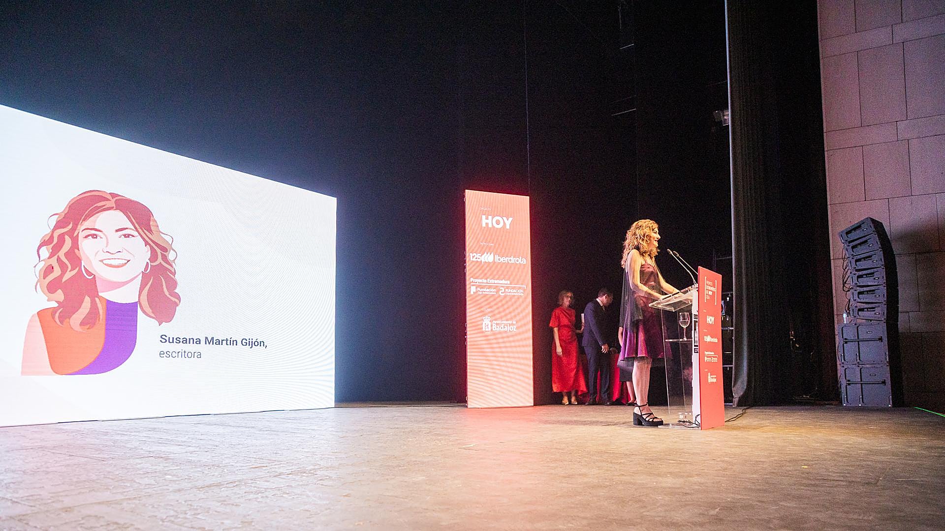 Susana Martín Gijón durante su intervención de agradecimiento tras recoger la encina cúbica que la reconocía como Extremeña de HOY 2026.