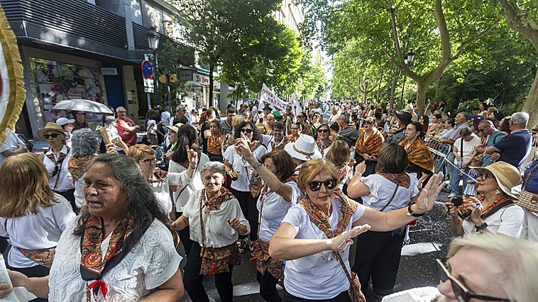 El gran desfile de Jato revalida su éxito de público como altavoz de la vida rural cacereña