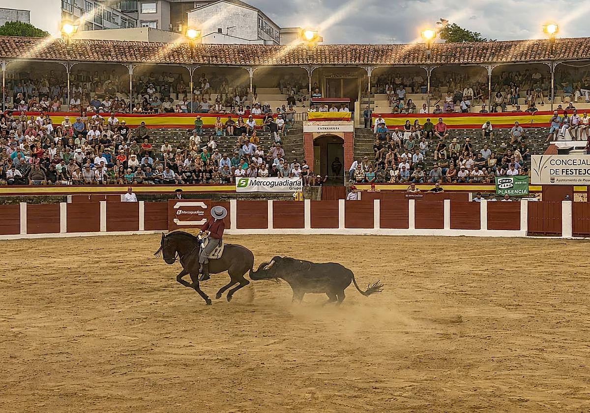 Guillermo Hermoso de Mendoza con el segundo astado de su lote.