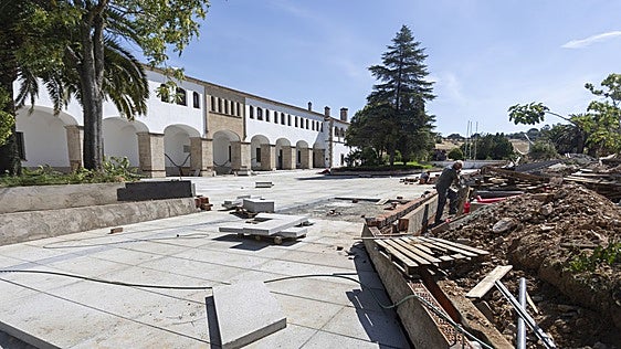 El Complejo San Francisco de Cáceres acaba con sus barreras arquitectónicas de la entrada