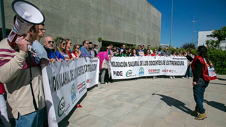 Junta y sindicatos vuelven a la mesa para negociar la homologación salarial de los docentes