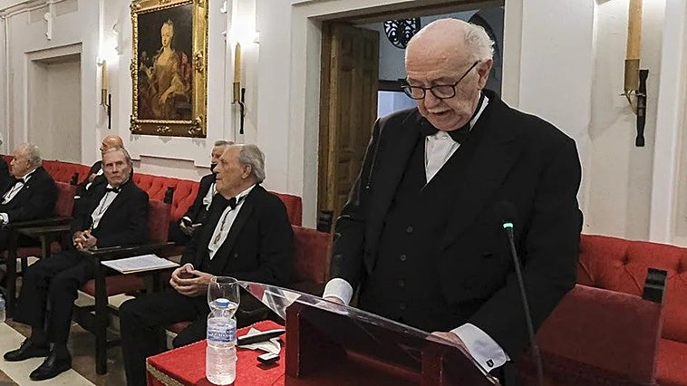 Muere Cristóbal Pera, el prestigioso cirujano de Villagarcía de la Torre que formó a generaciones de médicos