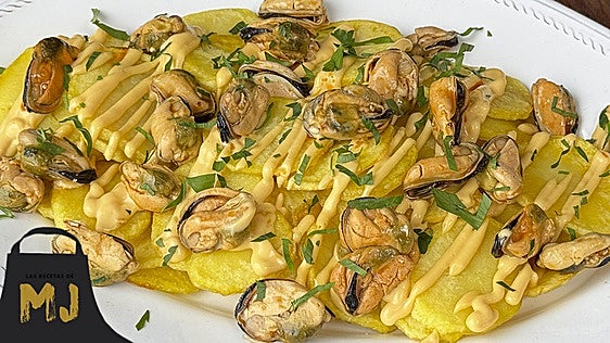 Patatas arrieras con mejillones en escabeche: la tapa rápida y económica que triunfa