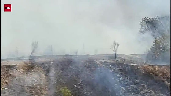 Evacúan Grimaldo y Casas de Millán por el incendio forestal originado tras arder un camión en la A-66