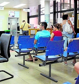 Interior de una oficina del SEXPE, con gente esperando ser atendida